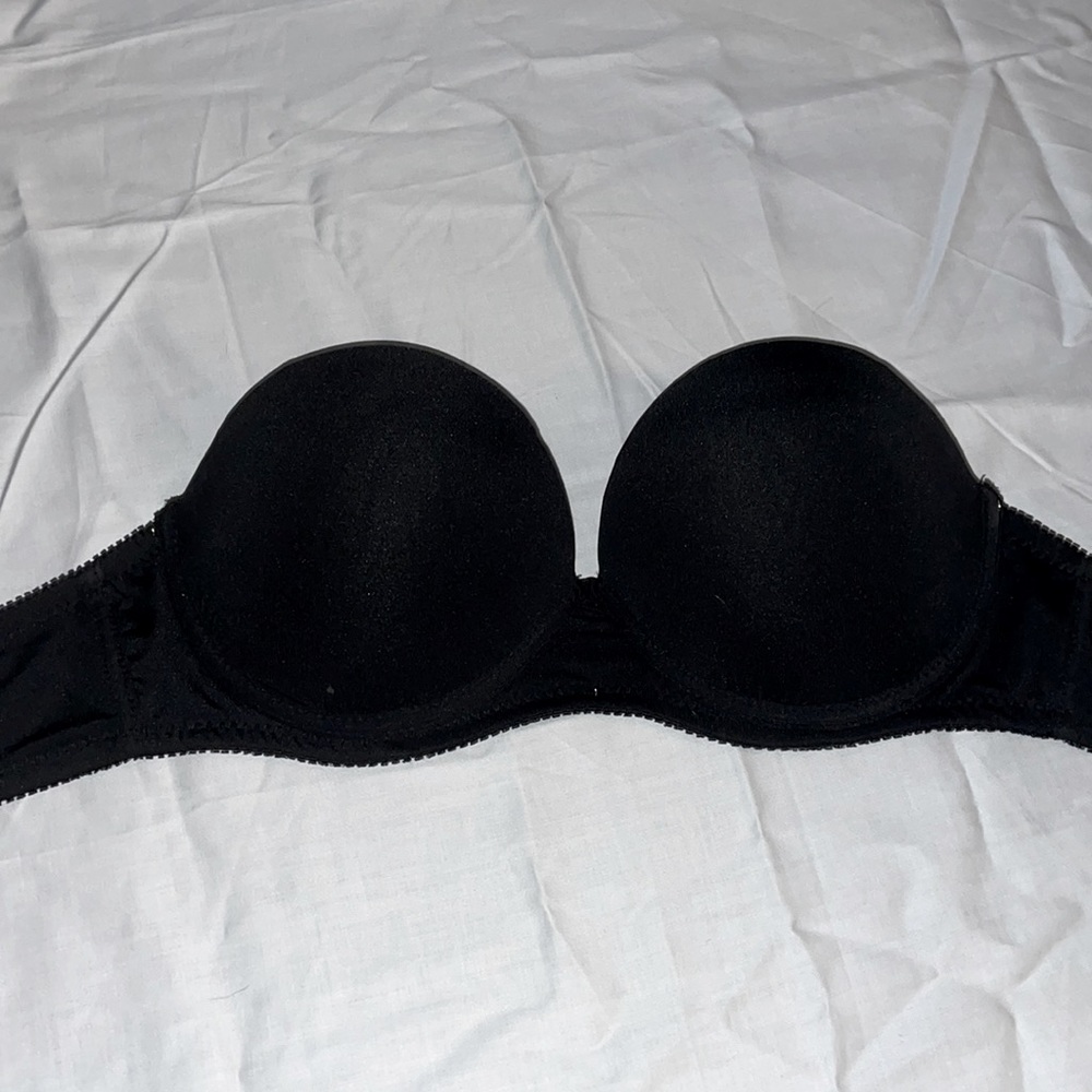 Tarea Rue21 black strapless push-up bra.